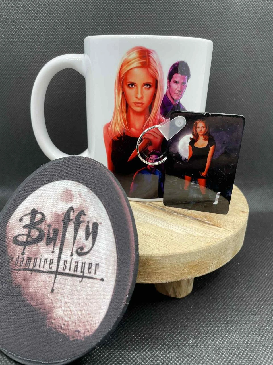 🎁 Estuche Taza – Taza + Llavero + Posavasos – Buffy contra los vampiros – photo 2